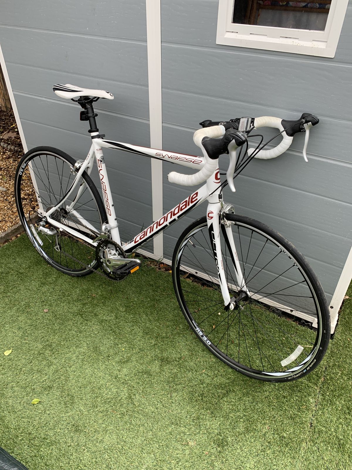 Cannondale synapse white with dark red writing and black